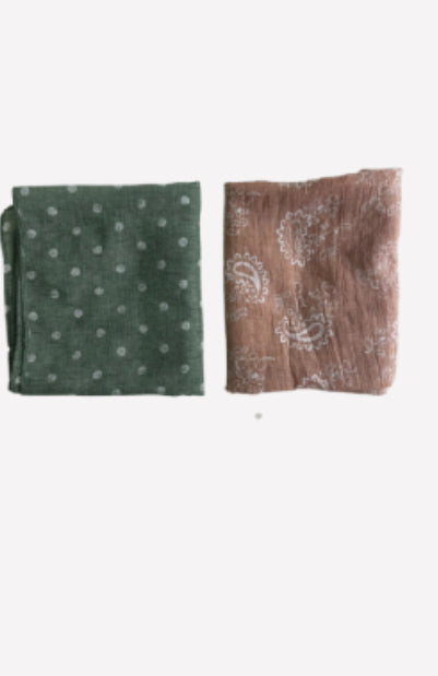 Kleine Schals mit Muster